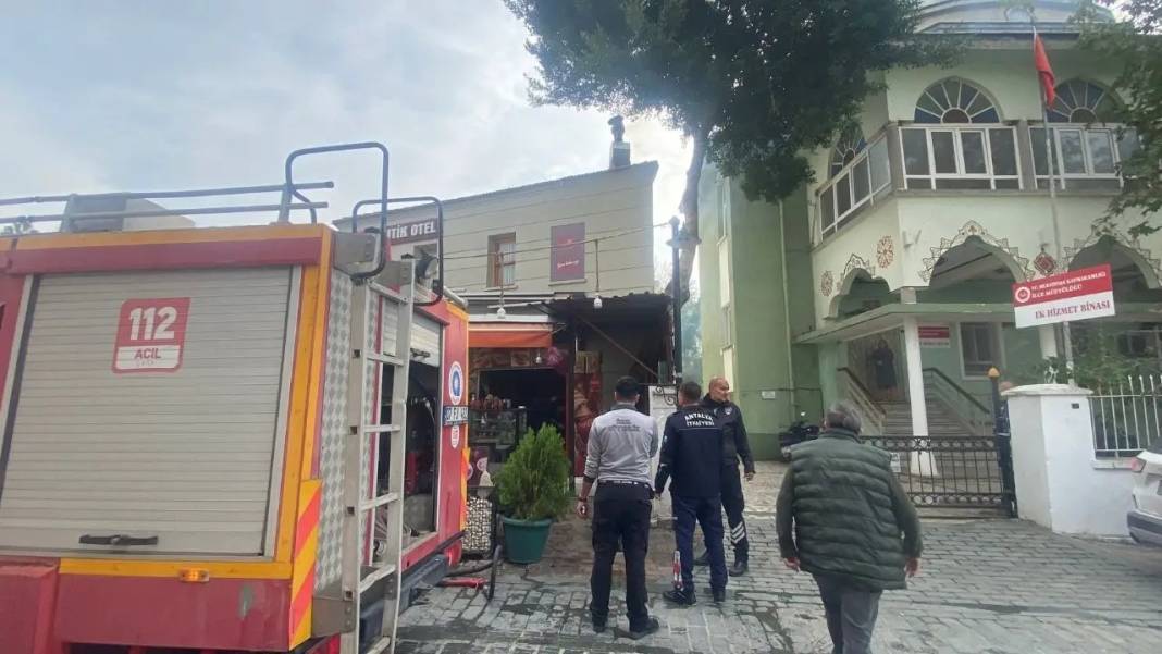 Restoran Bacası Kaleiçi’ni Dumana Boğdu! 6